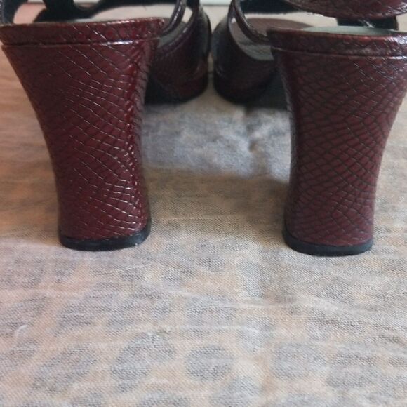 BCBG Max Azria, Burg. Vegan Snake Sandal,  sz.9M - Picture 4 of 5